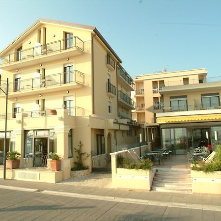 Hotel Bridge Bellaria-Igea Marina Buitenkant foto