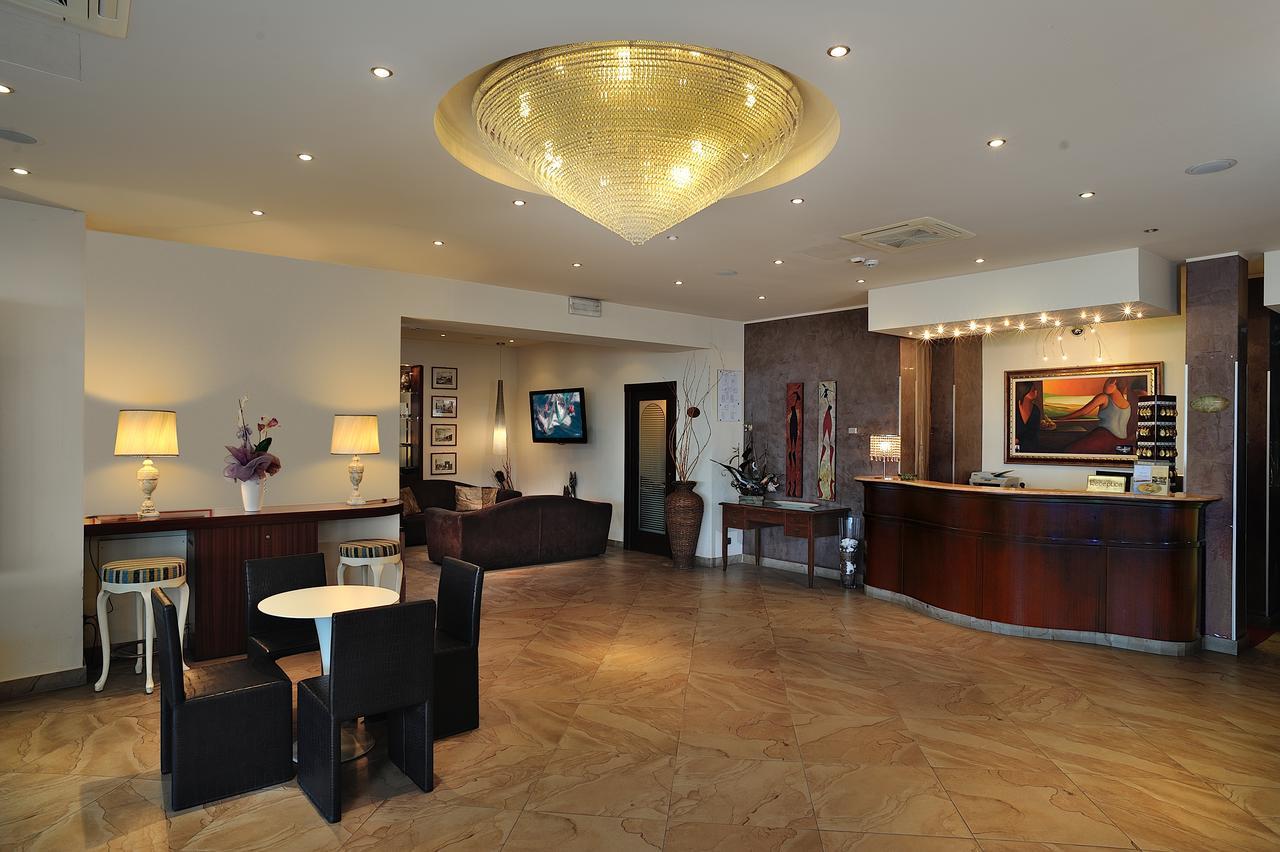 Hotel Bridge Bellaria-Igea Marina Buitenkant foto