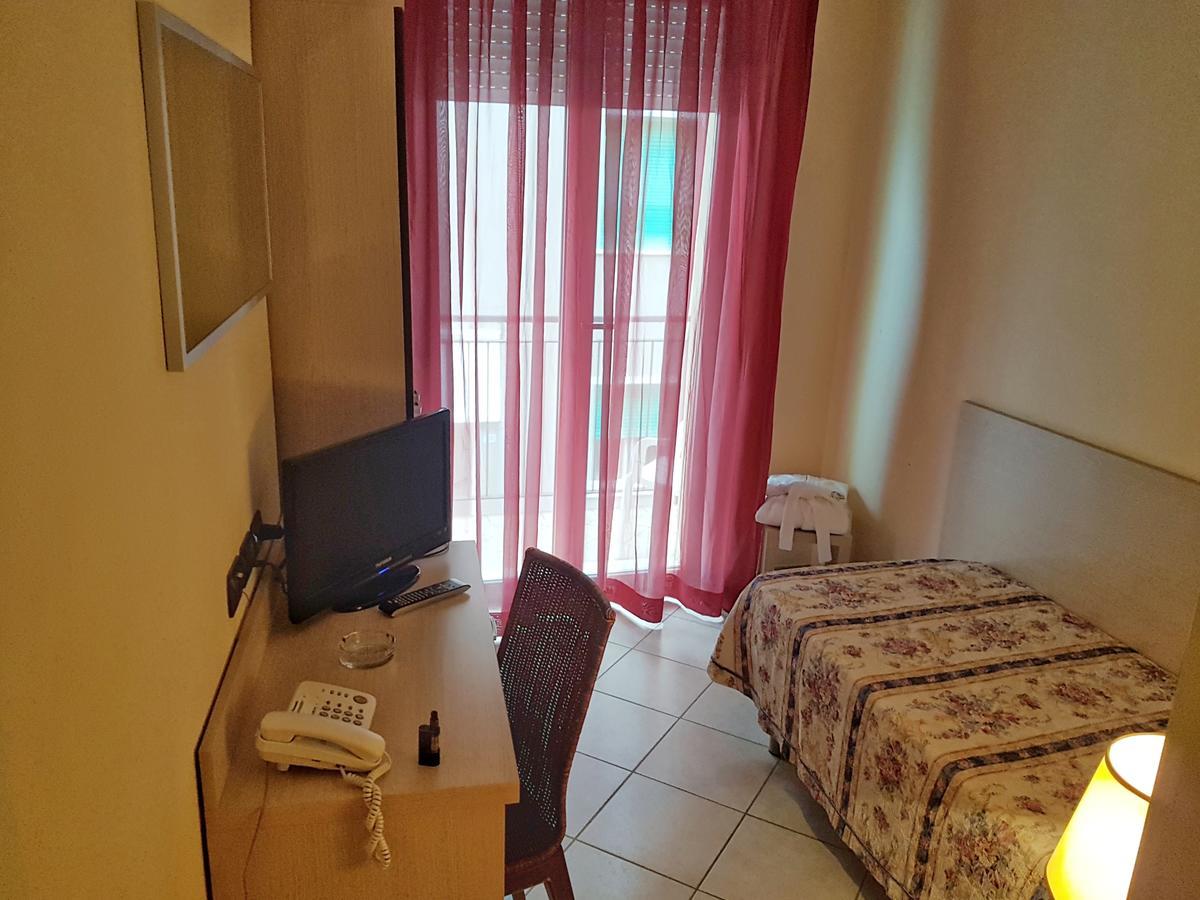 Hotel Bridge Bellaria-Igea Marina Buitenkant foto