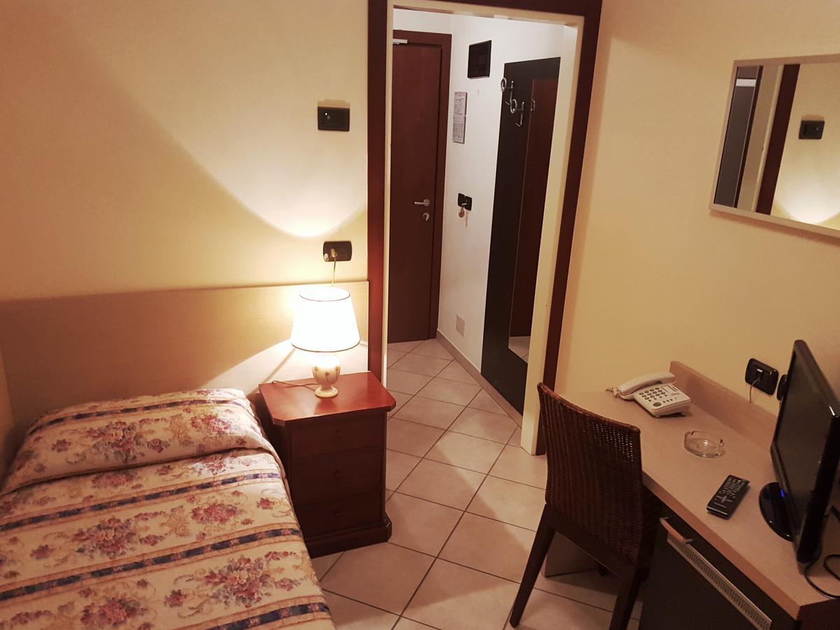 Hotel Bridge Bellaria-Igea Marina Buitenkant foto